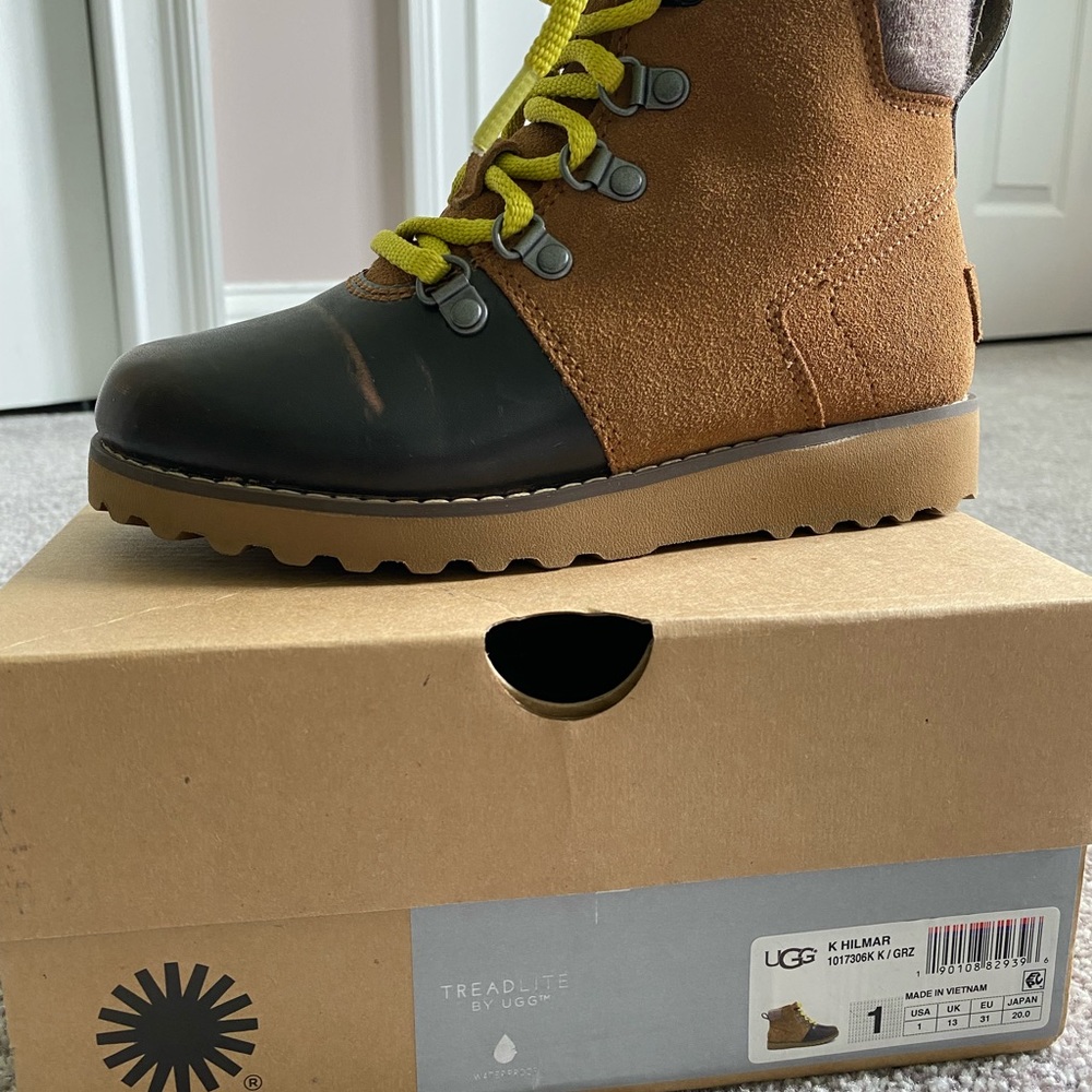 Ugg Hilmar size 1 little kids like new